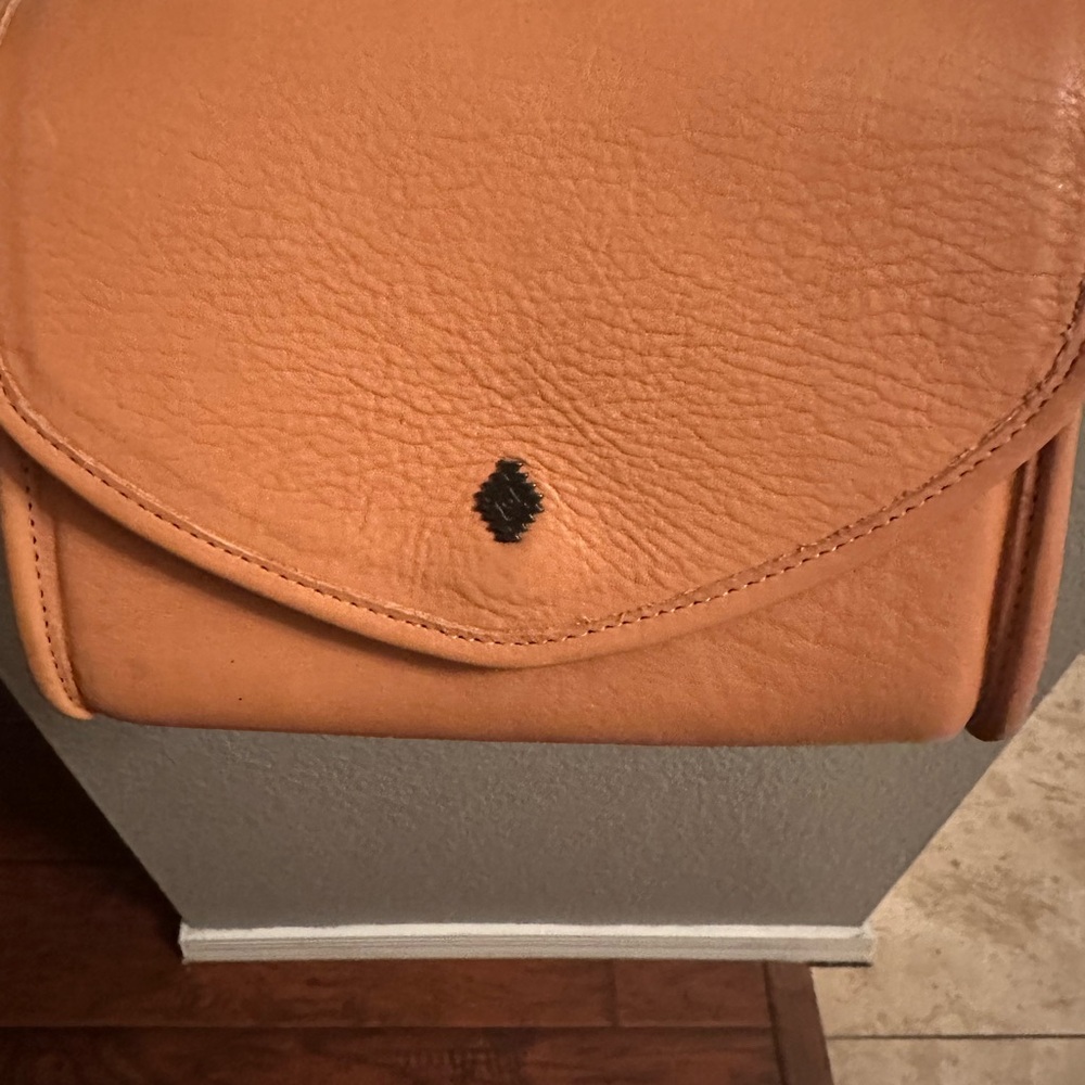 Nena & Co. Italian Leather Crossbody - Picture 5 of 6